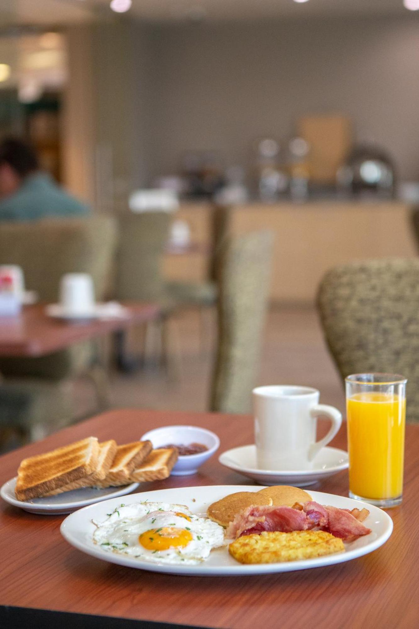 La Joya Pachuca Hotel Exterior foto A breakfast with orange juice